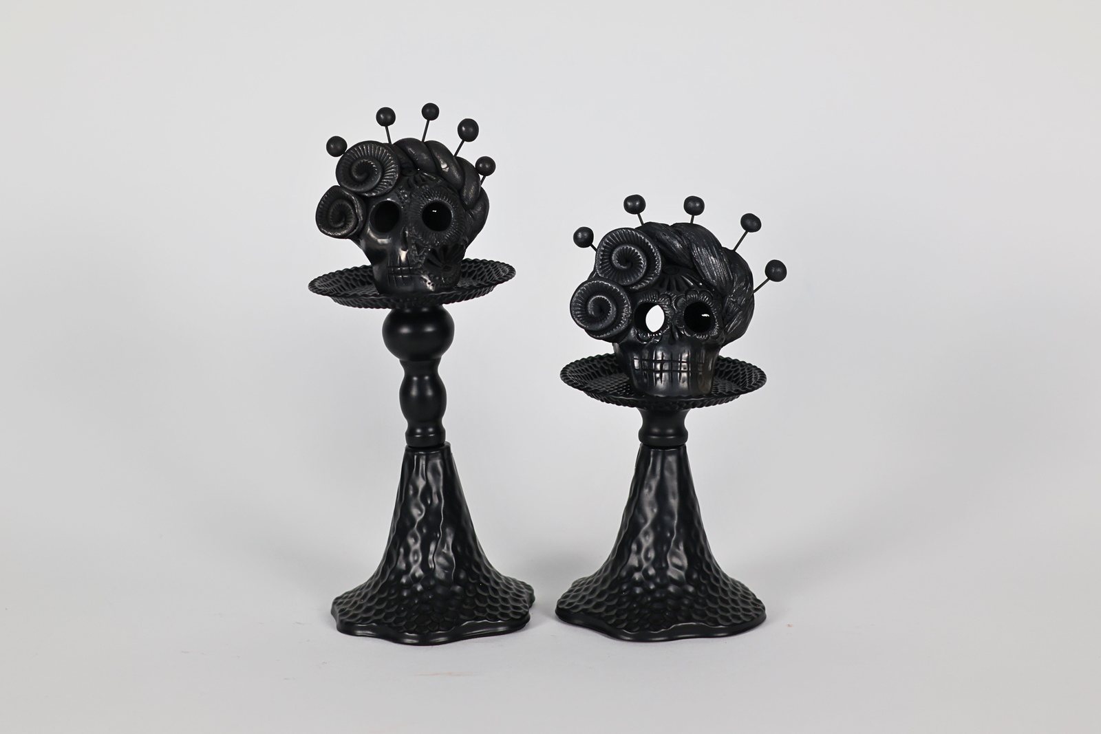 Calaveras negras florales sobre candelabros, vista 1 de 4