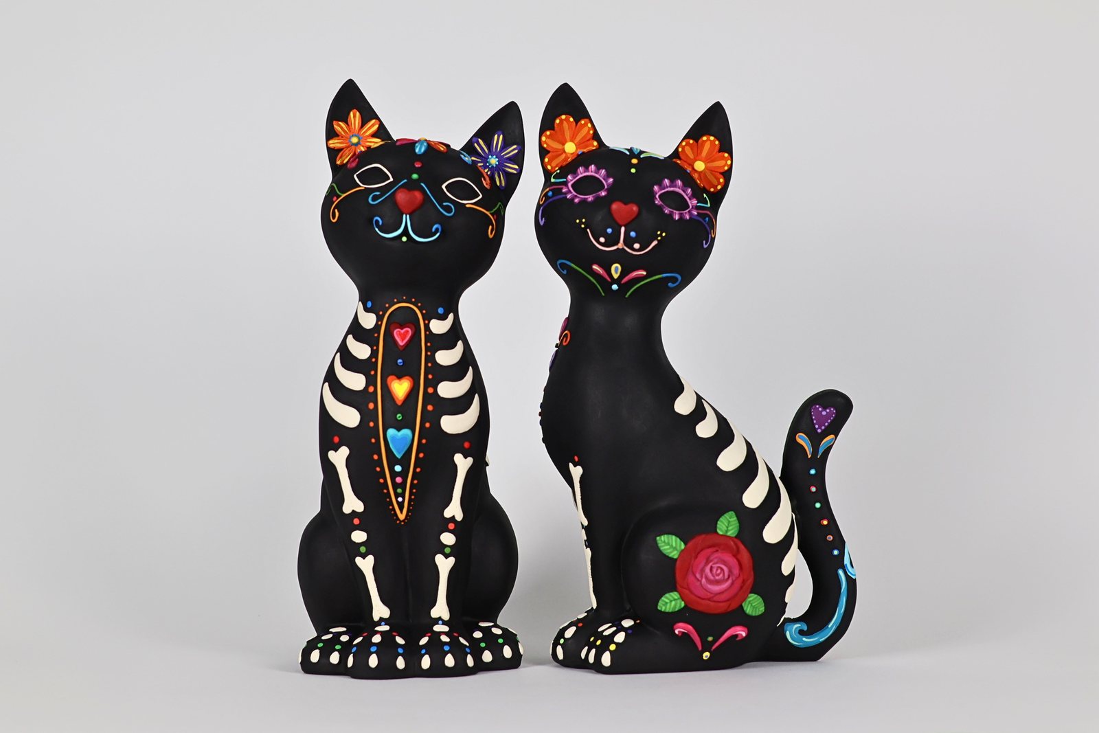 Pareja de gatos negros con motivos de calavera pintados a mano, vista 1 de 4