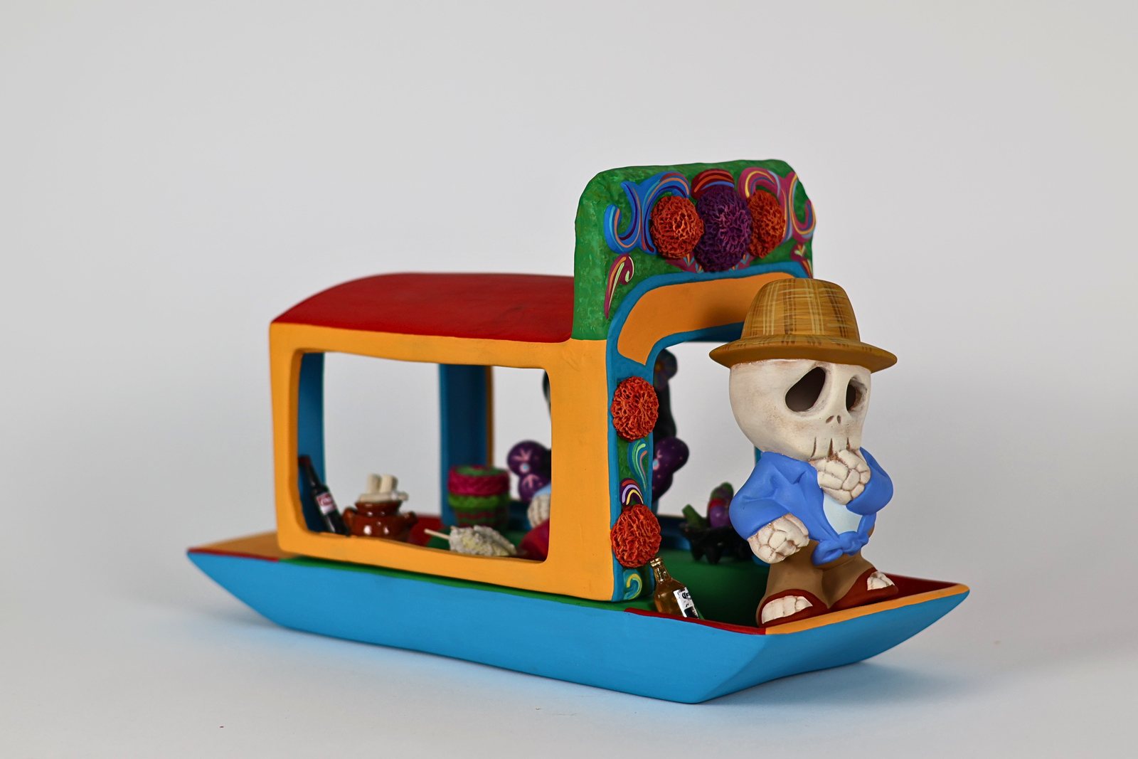 Trajinera mexicana multicolor pintada a mano con personajes, vista 1 de 7