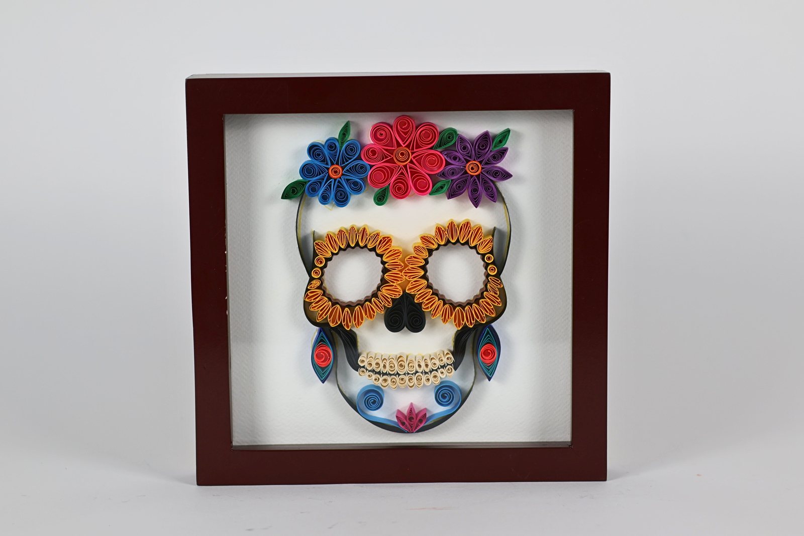 Cuadro con calavera floral en marco oscuro