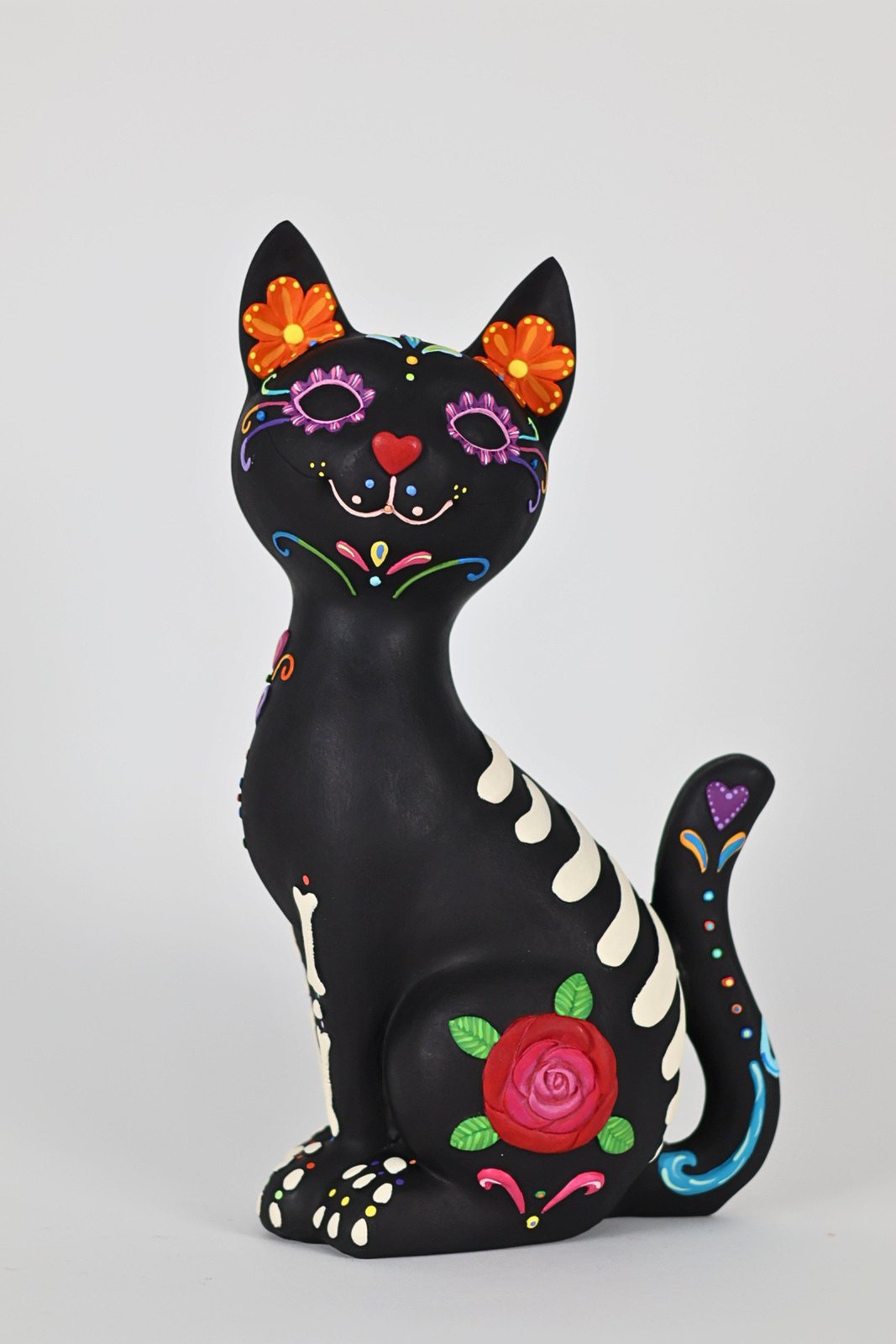 Gato negro con rostro de calavera y flores pintadas a mano, vista 1 de 4
