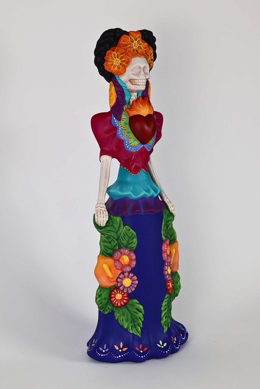 Catrina alta pintada a mano con vestido floral multicolor, vista 1 de 8