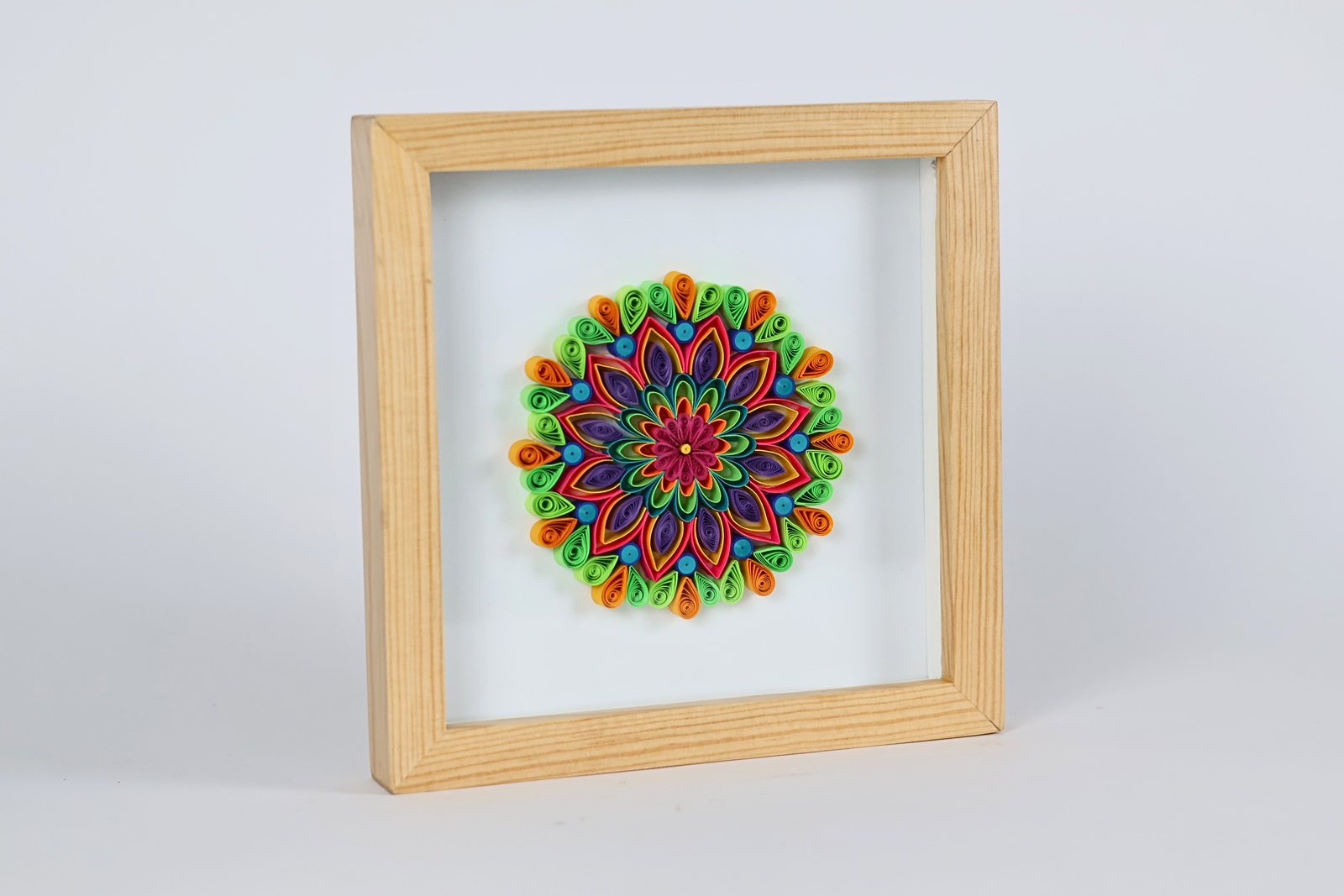 Cuadro con mandala floral multicolor en marco de madera clara, vista 1 de 3