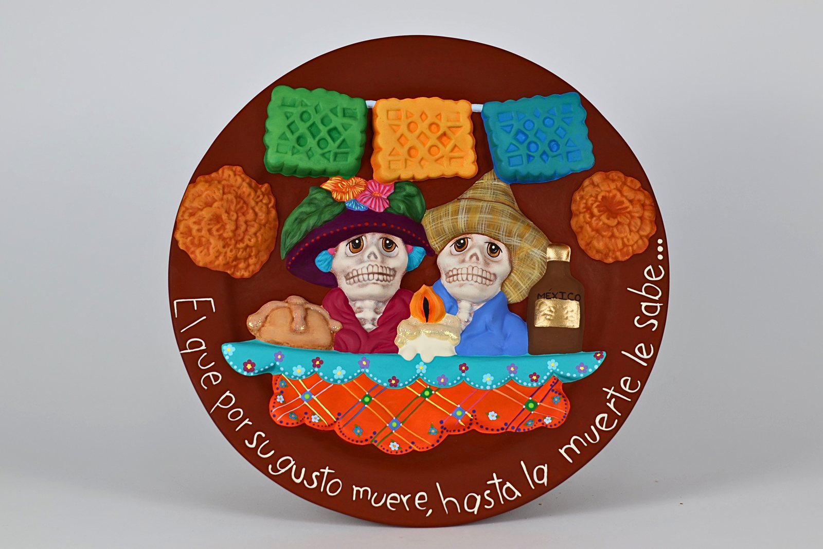 Placa circular pintada a mano con una pareja y frase popular, vista 1 de 5