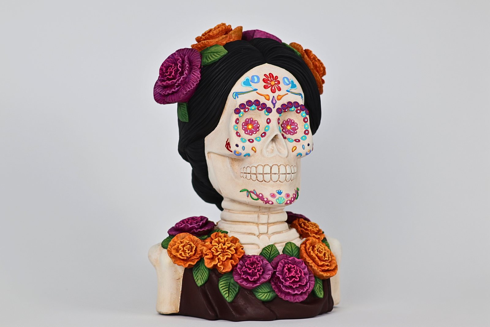 Busto de catrina pintado a mano con corona de flores, vista 1 de 6