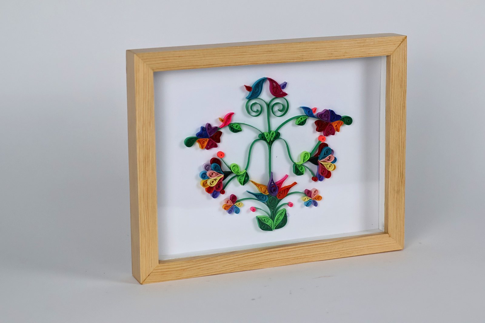 Cuadro enmarcado con colibríes y flores de colores, vista 1 de 3