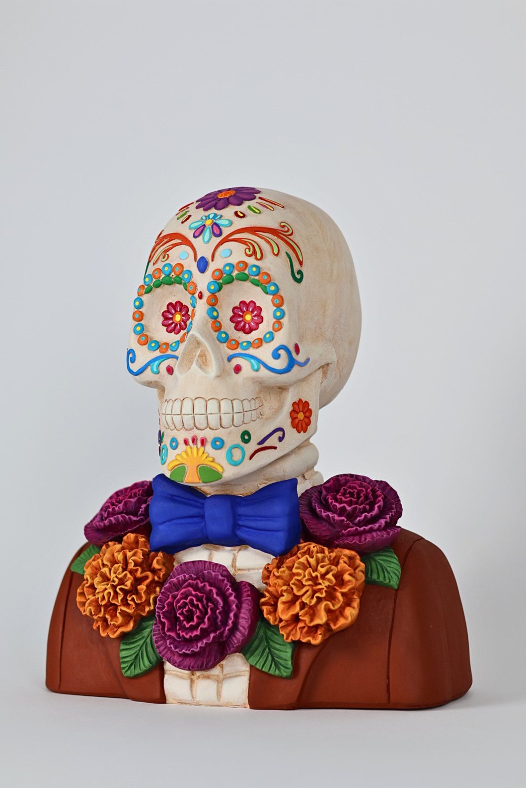 Busto de catrín pintado a mano con moño azul y flores, vista 1 de 7