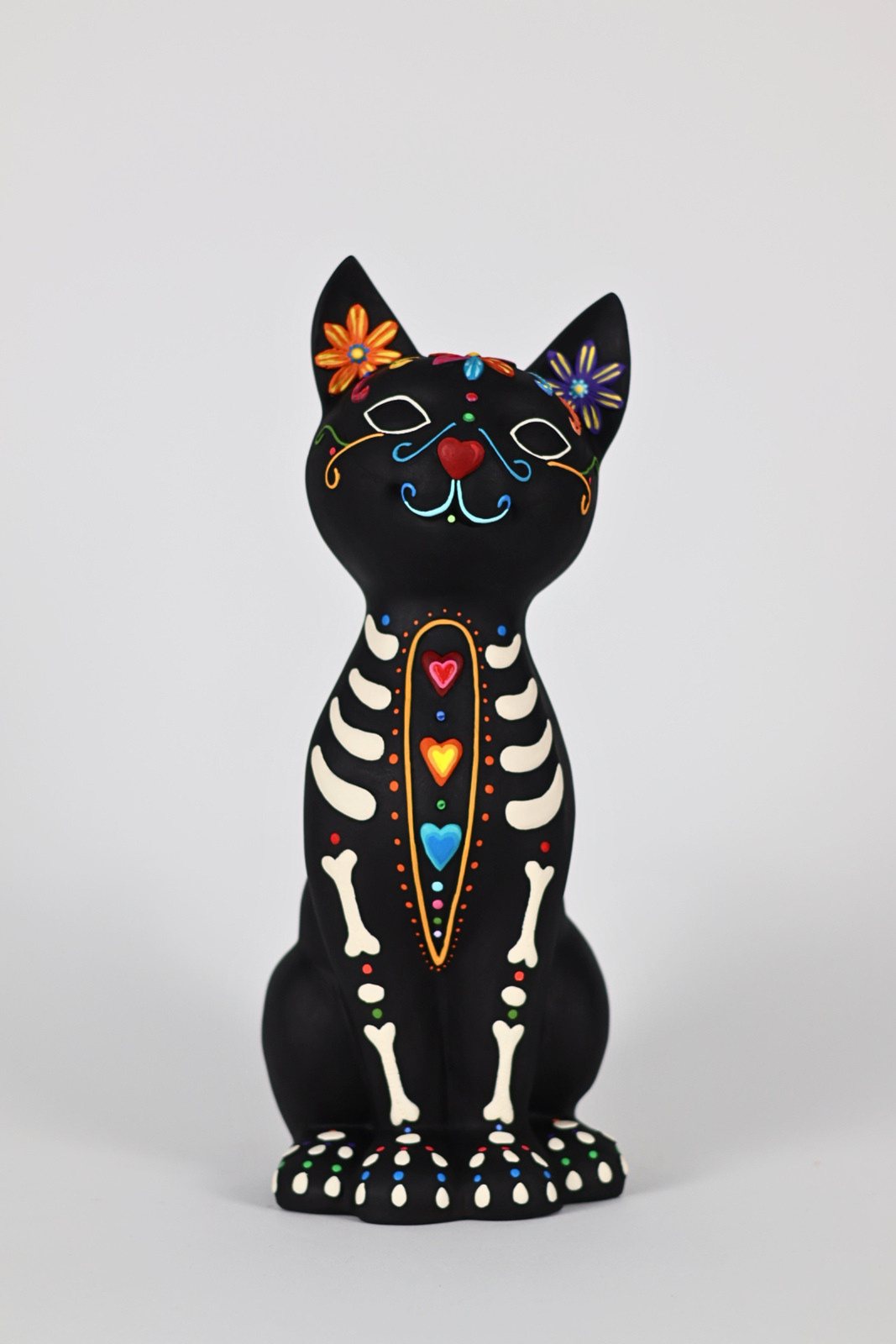 Gato negro con líneas de esqueleto pintadas a mano, vista 1 de 3