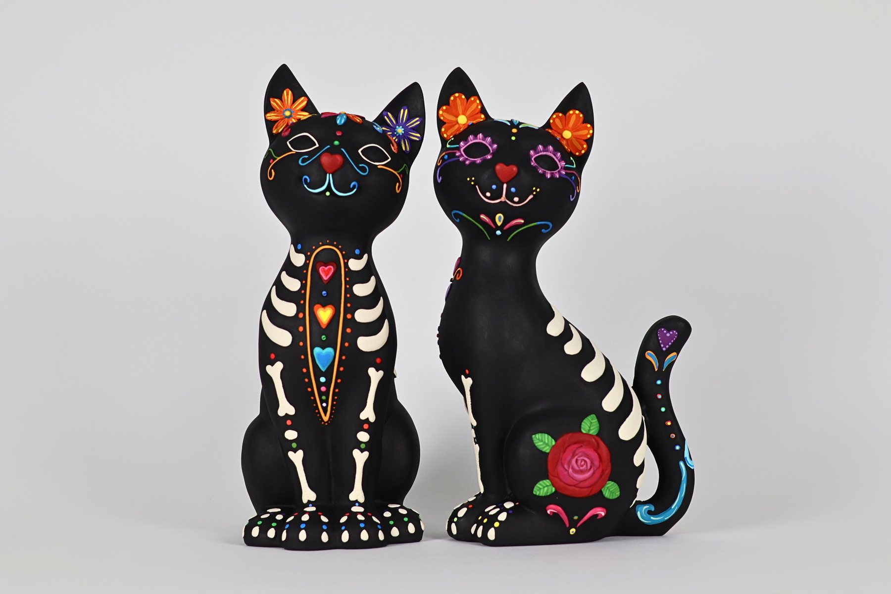 Mesa de Arte Huitzil en un festival artesanal con piezas iluminadas de noche