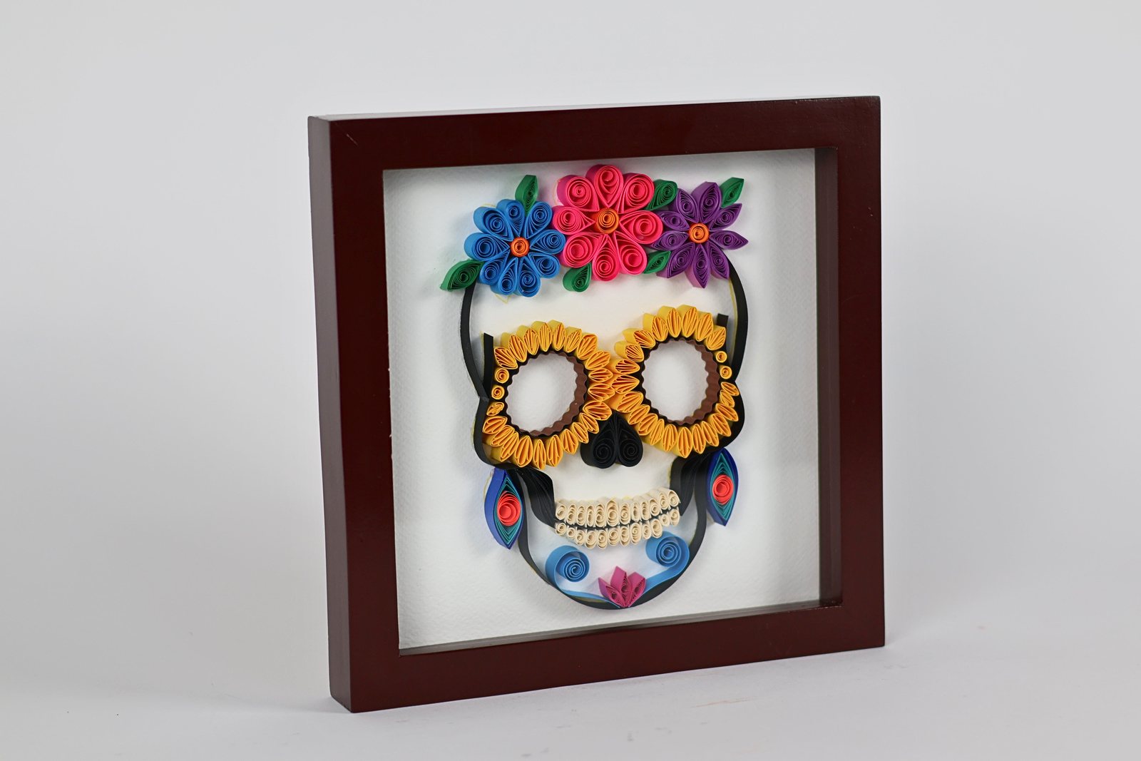 Cuadro con calavera blanca y corona floral rosa