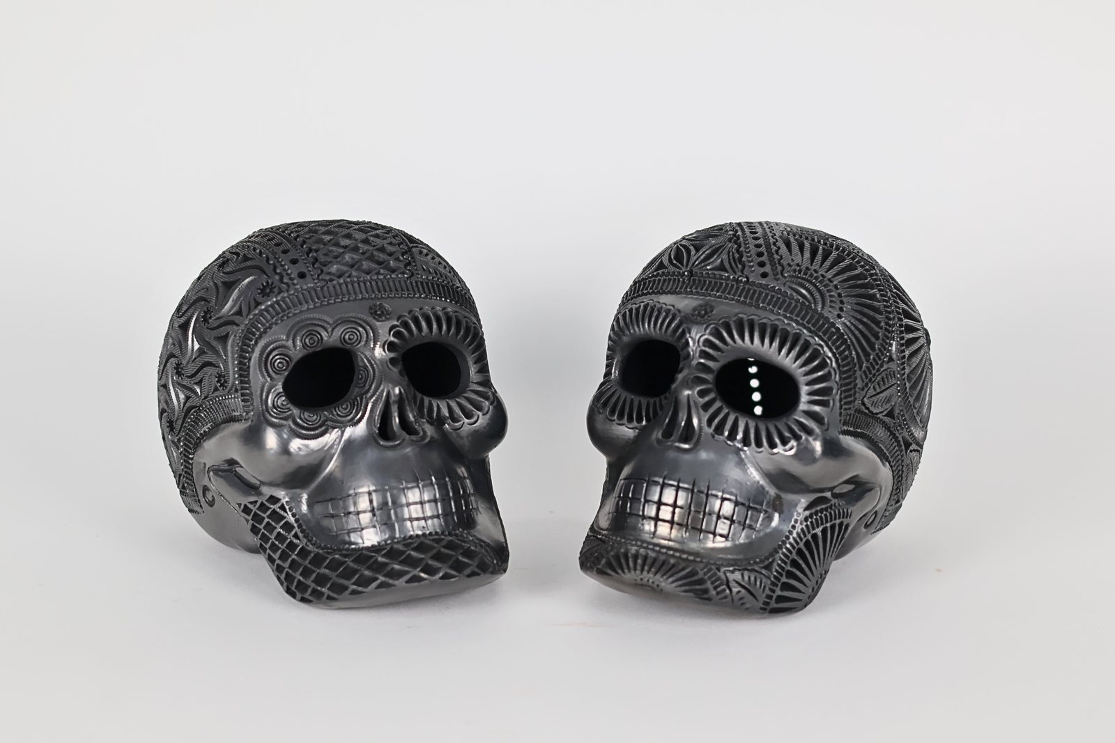 Conjunto de calaveras negras decorativas de distintos tamaños, vista 1 de 5